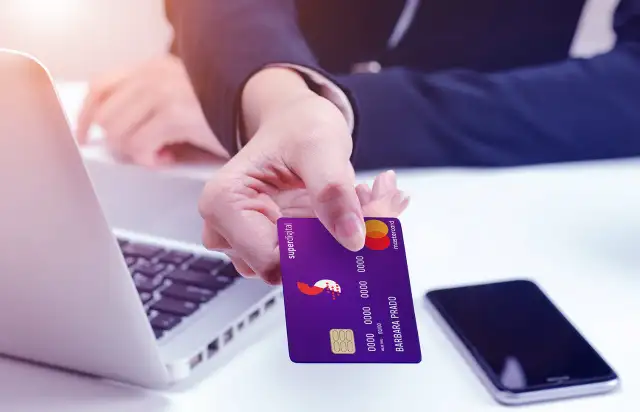 uma mão segurando o cartão Superdigital