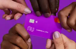 5 mãos segurando o cartão de crédito Nubank