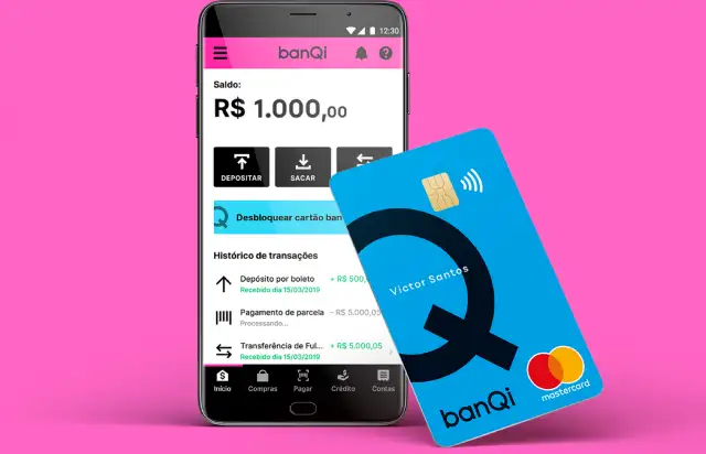 um celular com o aplicativo banQi e o cartão pré-pago banQi