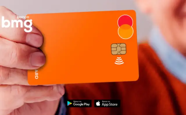 um homem idoso segurando o cartão bmg card