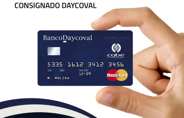 uma mão segurando o cartão Banco Daycoval Consignado