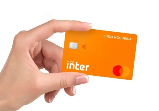 uma mão segurando o cartão de crédito inter