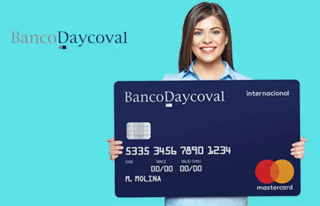 uma mulher segurando o cartão Banco Daycoval Consignado