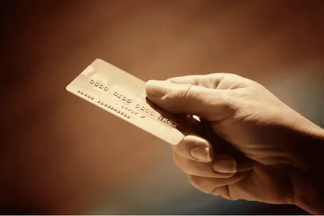 mão segurando um cartão de crédito para pequenos negócios