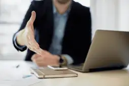 homem em gesto de apertar as mãos para representar como negociar dívidas no Serasa