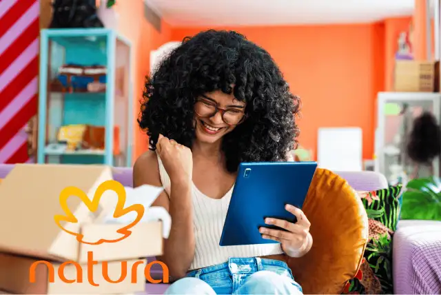 mulher feliz ocm um tablet na mão e que começou a vender Natura