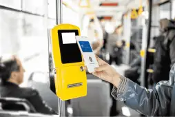 pessoa usando o celular para pagar pelo transporte público para representar como economizar no transporte com programas de pontos