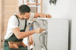 homem consertando eletrodoméstico e garantindo renda extra com consertos e reparos domésticos