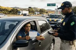 um homem com expressão de revolta por receber uma multa gravíssima valor